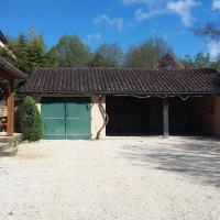 La cour intérieur, garage et abris voiture pour l'arrière saison.