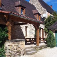 La grande terrasse et les tables de jardin pour des repas conviviaux