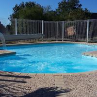 Le bain à remous et le bassin pour enfants adossés à la grande piscine.